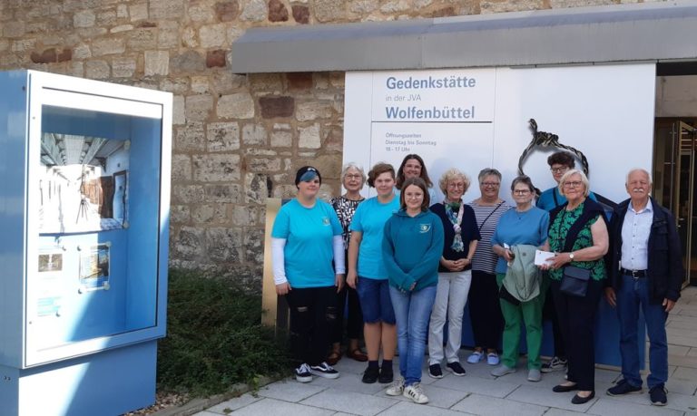 Team der DRK Schöppenstedt vor der Gedenkstätte JVA Wolfenbüttel 2025